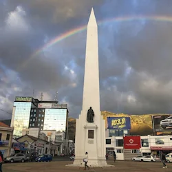 Ibarra, Ecuador: obelisco y ciudad